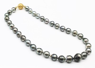 Collier aus Tahitizuchtperlen, Magnetschließe 925er Silber verg., 33 barocke Tahitizuchtperlen Durchm. ca. 12.8 - 10.2 mm verlaufend, silbergrau ...