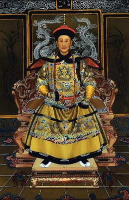 Paar Hinterglasmalereien, China, 20.Jh., Kaiser und Kaiserin in vollem Ornat, gerahmt, Alterssp., je ca. 66x48 cm