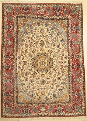 Esfahan fein, Persien, um 1960, Korkwolle auf Seide, ca. 285 x 212 cm, EHZ 2 (Mottenfraßan den Rändern)
