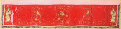 Seiden und Metallstickerei, China, um 1900,ca. 290 x 70 cm, EHZ: 3, (mehrere Risse)