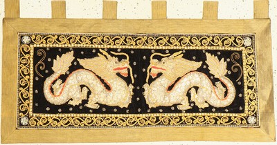 Stickerei(Drachen), Burma, ca. 40 Jahre, Glas und Metall auf Samt, ca. 123 x 65 cm, EHZ: 2
