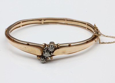 14 kt Gold Diamant-Armreif, RG 585/000, um 1900, 3 Altschliff-Diamanten zus. ca. 0.25 ct Weiß/p, total ca. 10.9 g, Klappscharnier, ...