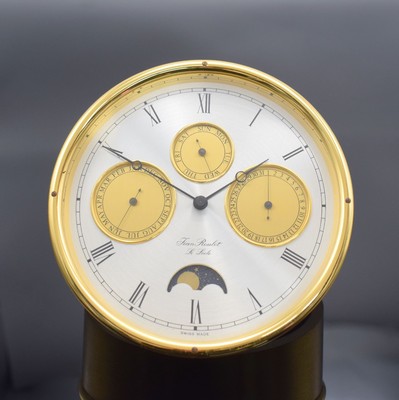 JEAN ROULET pultförmige Tischuhr mit Vollkalenderanzeige, quarz, zaponiertes Messinggeh., silb. Zifferbl. m. röm. Std. & gold. Hilfszifferbl., Anz. ...