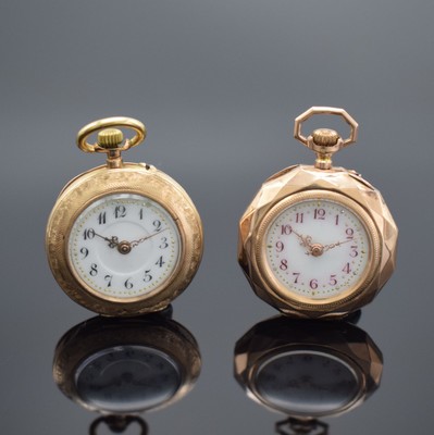 2 offene Taschenuhren in RoséG 585/000, Schweiz um 1900, beide Geh. dell., 2x Metallcuvette, guill. Rückdeckel floral grav./teils emailliert, 1x ...