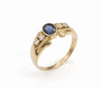 18 kt Gold Saphir-Brillant-Ring, GG 750/000ovalfacett. Saphir ca. 0.80 ct und 4 Brillanten zus. ca. 0.30 ct Weiß/si, RW 59, ca. 5.2 g