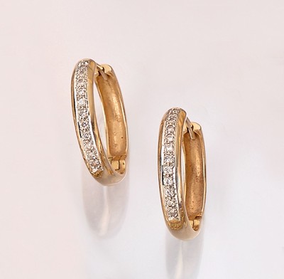 Paar 14 kt Gold Brillant-Ohrcreolen, GG 585/000, Vorderseite mit Brillanten zus. ca. 0.40 ct Weiß/si, in rhod. Fassungen, Klappscharnier, D ca. 2 ...
