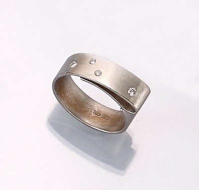 Platin Brillant-Designerring, Platin 950/000, 4 Brillanten zus. ca. 0.12 ct feines Weiß/lp-vs, Unikat, Meistermarke unged., RW 53, total ca. 8.3 g