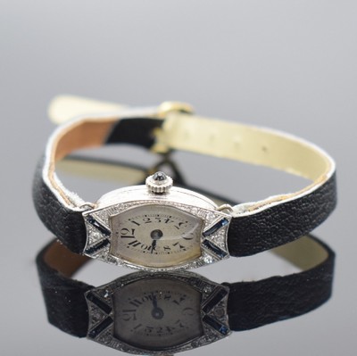 Art Deco Damenarmbanduhr in Platin mit Diamanten & Saphiren, Schweiz um 1930, Handaufzug, Scharnierboden, silb. Zifferbl. m. arab. Zahlen, gebl. ...