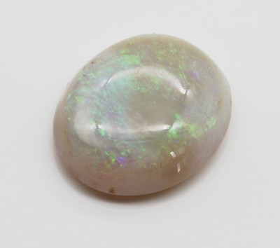 Loser Opal-Cabochon, ca. 10.26 ct, oval, schönes Farbspiel in Gelb, Grün und Blau