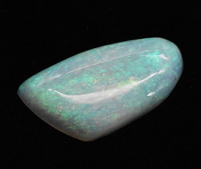 Loser Opal-Cabochon, ca. 7.15 ct, länglich, schönes Farbspiel in Blau, Grün und Gelb