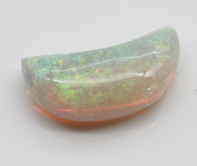 Loser Opal-Cabochon ca. 7.16 ct, mondsichelförmig, schönes Farbspiel in Blau, Grün und Gelb