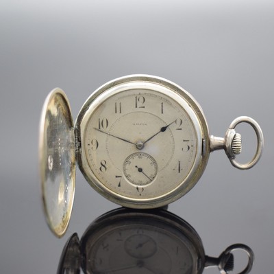 OMEGA Savonette Taschenuhr in Silber, Schweiz um 1900, 3 Deckel Silbergeh. dell., Cuvette m. Medaillengravur, Metallzifferbl. m. arab Zahlen (teils ...