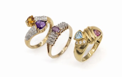 Konvolut 3 Farbstein-Ringe, 1 x 10 kt Gold Rubin-Diamant-Ring, GG 417/000, ovalfacett. Rubin ca. 0.20 ct, umgeben von 16 Diamanten zus. ca. 0.08 ct ...