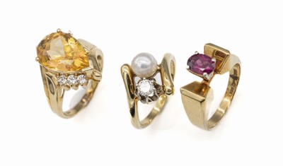 Konvolut 3 Ringe, 1 x GG 585/000, 1 Zuchtperle, 1 Brillant ca. 0.25 ct Weiß/si, RW54; 1 x GG 10 kt, 1 ovalfacett. Rhodolith ca. 1.00 ct, RW 54; 1 x ...