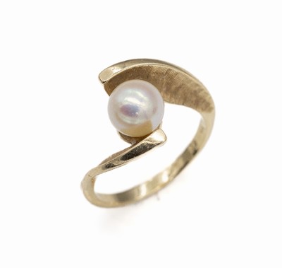 14 kt Gold Zuchtperl-Ring, ca. 4.1 g, GG 585/000, asymm. Schiene z.T. sat., mittige Akoyaperle, D. ca. 7.4 mm, RW 55, Meistermarke unged.