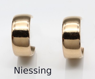 Paar 14 kt Gold NIESSING Halbcreolen, ca. 7.4 g, RoseG 585/000, klassische schlichte Form, pol., B. ca. 5 mm, Brisuren fehlen, 1 Creole mit Inschrift