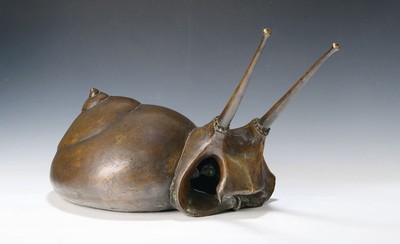 Gernot Rumpf, geb. 1941 Kaiserslautern, archaisch gestaltetes Schneckentier, Bronze, datiert und bezeichnet Rom 1976, archaisierend gestaltetes ...