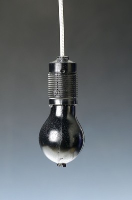 Michael Sailstorfer, geb. 1979 Velden/Vils, lebt und arbeitet in Berlin, "No light", Silikon gegossen und Stahlkabel, von 2011, eines von ...