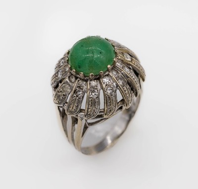 18 kt Gold Smaragd-Diamant-Ring, WG 750/000, runder Smaragd-Cabochon (besch.) ca. 3.0 ct,8/8-Diamanten zus. ca. 0.50 ct Weiß-get.Weiß/p, Ringkopf ...