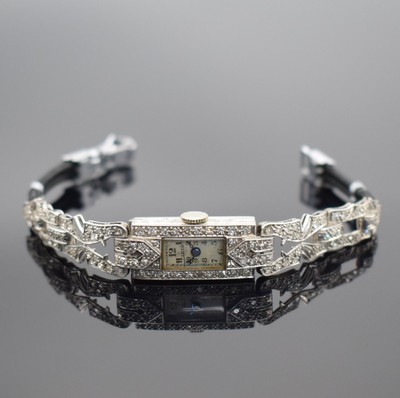 Art Deco Damenarmbanduhr bezeichnet Iris in Platin mit Diamantbesatz, Schweiz um 1925, Handaufzug, Scharnierboden, verchr. Schließe, silb. Zifferbl. ...