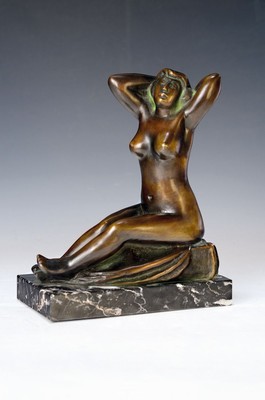 Arno Breker, 1900-1991, Bronzeskulptur, Sitzendes Mädchen, monogrammiert AB, Gießerstempel, num. 26/50, abgebildet im Buch "Ein Leben für das ...