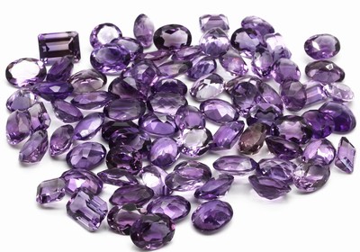 lot lose Amethyste zus. ca. 660,00 ct, Idar-Obersteiner Schleifarbeit, versch. Schliffformen, Größen und Farben