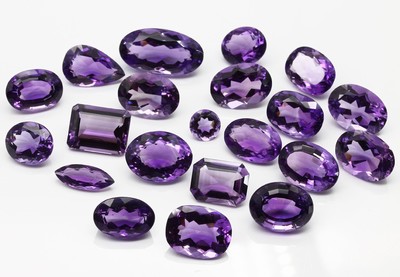 Lot lose Amethyste zus. ca. 225,00 ct, Idar-Obersteiner Schleifarbeit, versch. Schliffformen und Größen