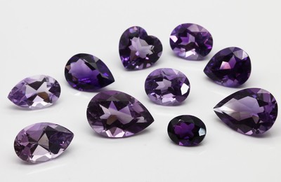 Lot lose Amethyste, ca. 224,00 ct, Idar- Obersteiner Schleifarbeit, versch. Schliffformen und Größen