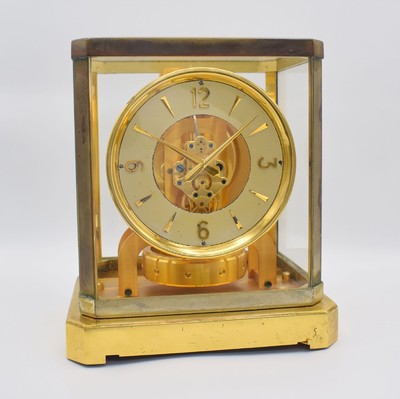LeCoultre Atmos Drehpendeltischuhr Modell Classic, Schweiz um 1967, verg., 5-seitig vergl. Geh., abnehmbares Oberteil, Ringzifferblatt mit aufges. ...