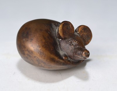 Gernot Rumpf, geb. 1941 Kaiserslautern, Bronzefigur, kleine Maus, monogrammiert, Gießerpunze Strehle, B. ca. 5 cm