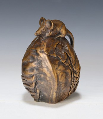 Gernot Rumpf, geb. 1941 Kaiserslautern, Maus auf Kohlkopf sitzen, Bronzefigur, signiert und dat. 2003, monogrammiert, H. ca. 14.5 cm, B. 11 cm, ...