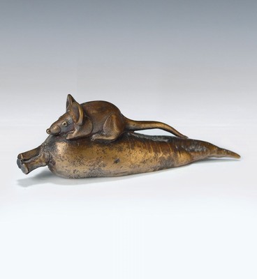 Gernot Rumpf, geb. 1941, Bronzefigur, Rettichmaus, signiert und dat. 03, L. 19 cm, mit seitlichem Kreuz auf dem Rettich