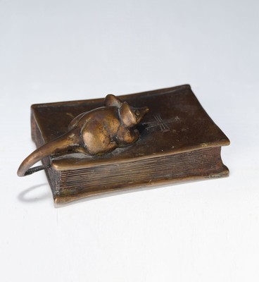 Gernot Rumpf, geb. 1941 Kaiserslautern, Maus auf Gesangbuch "Gotteslob", Bronze, dat. 2003, signiert, monogr., ca. 6 x 15 x 9 cm
