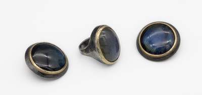 Designerring und Paar Designer-Ohrclips mit Labradorit, 935er bzw. 925er Silber und GG,Meistermarke Atelier M. Andreas/Konstanz, Ring mit ovalem ...