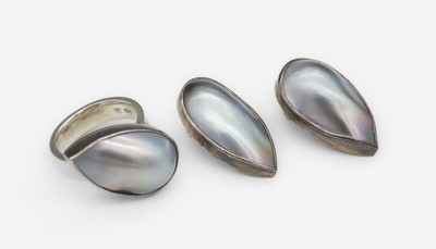 Designerring und Paar Designer Ohrclips mit Mabeperlen, 925er Silber, Atelier M. ANDREAS/Konstanz, silbergraue, tropfenförm. Mabe- Perlen, RW ...