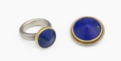 Designerring und einzelner Designer Ohrclip mit Lapislazuli, Atelier M. ANDREAS/Konstanz, 925er Silber und GG, Ringkopf Durchm. ca. 15.4 mm, RW 53, ...