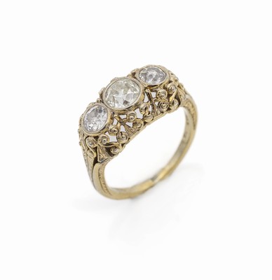 14 kt Gold Diamant-Ring, um 1925, GG 585/000, Ringkopf mit geschwungener Ornamentik, Ringschultern grav. und nachgestochen, 3 Diamanten zus. ca. ...