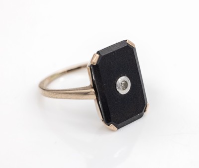 14 kt Gold Onyx-Diamant-Ring, RG 585/000, um 1920, Ringkopf aus Onyx-Platte mit 8/8-Diamant ca. 0.02 ct Weiß/p, RW 53, ca. 3.0 g