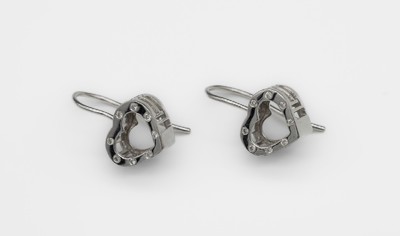 Paar 14 kt Gold Brillant-Ohrhänger, WG 585/000, herzförmig, insg. 16 Brillanten zus. ca. 0.10 ct Weiß/si, total ca. 3.0 g