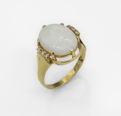 14 kt Gold Opal-Diamant-Ring, GG 585/000, ovaler Opalcabochon ca. 2.50 ct, 6 8/8 -Diamanten zus. ca. 0.06 ct, RW 60
