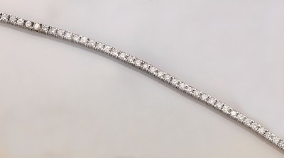 14 kt Gold Brillant-Linienarmband, WG 585/000, 62 einzeln gefasste Brillanten zus. ca. 3.20 ct Weiß/vs-si, L. ca. 18 cm, ca. 8.0 g, Kastenschloß ...