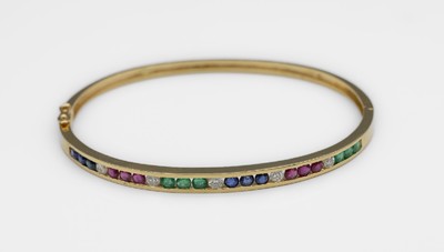 14 kt Gold Brillant-Saphir-Smaragd-Rubin- Armreif, GG 585/000, 5 Brillanten zus. ca. 0.25 ct Weiß/vs-si, total 18 rundfacett. Saphire, Rubine und ...