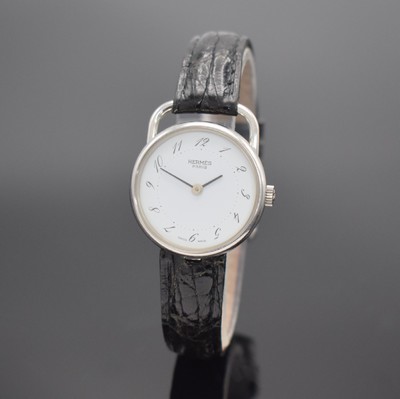 HERMES Paris Damenarmbanduhr in Stahl, Schweiz um 2000, quarz, Boden aufgedr., ausgefallene Bandanstöße, weißes Zifferbl. m. arab. Zahlen, geschw. ...