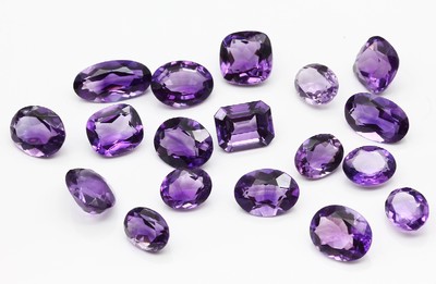 Lot lose Amethyste zus. ca. 644 ct, versch.Schliffformen, überwiegend ovalfacett., Idar- Obersteiner Schleifarbeit