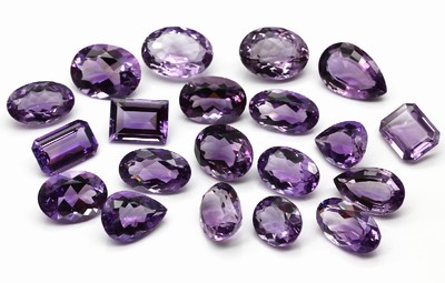 Lot 20 lose Amethyste zus. ca. 221 ct, versch. Schliffformen: oval, Emerald Cut, Tropfen, Idar-Obersteiner Schleifarbeit