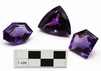 Lot 3 lose Amethyste zus. ca. 154 ct, Phantasieschliff, Idar Obersteiner Schleifarbeit