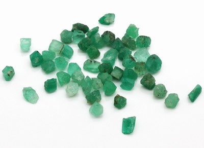 Lot Smaragd Rohsteine zus. ca. 420 ct, feine Qualität