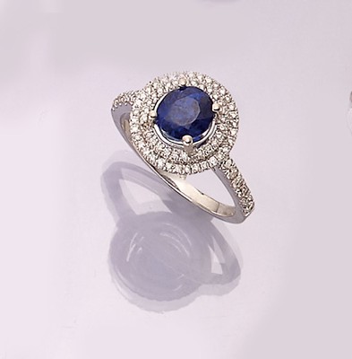 18 kt Gold Saphir-Brillant-Ring, WG 750/000, erhaben gefasster rundfacett. Saphir ca. 2.39 ct umgeben von insg. 70 Brillanten zus. ca. 0.53 ct ...