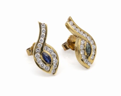 Paar 18 kt Gold Brillant-Saphir-Ohrstecker, GG 750/000, 2 Saphir-Navettes zus. ca. 0.43 ct, 32 Brillanten zus. ca. 0.65 ct Weiß/si, total ca. 5.3 g