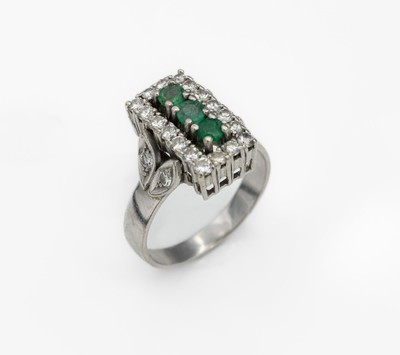 14 kt Gold Smaragd-Brillant-Ring, WG 585/000, 3 rundfacett. Smaragde zus. ca. 0.25 ct, Kerben/l. besch., 22 Brillanten zus. ca. ct 0.72 ct Weiß/si, ...